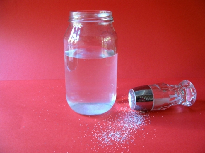 Нарушается водно-солевой баланс в организме, что и приводит к мешкам сначала под глазами, а затем и к отекам на руках и ногах мешки под глазами из за почек