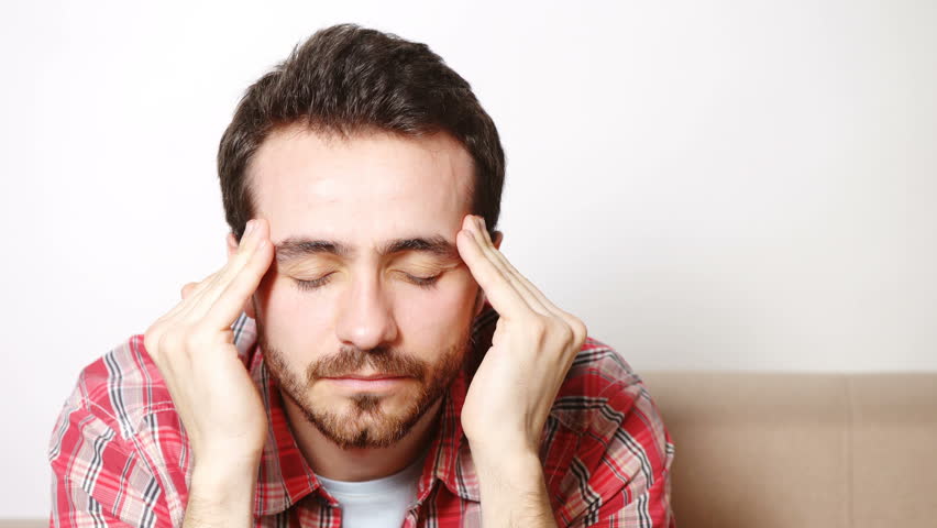 болит голова сверху давит