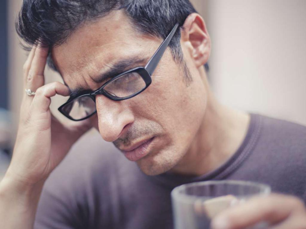 болит голова за левым ухом