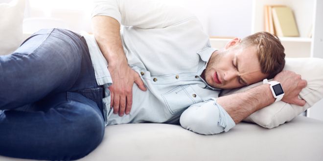 У мужчины болит живот