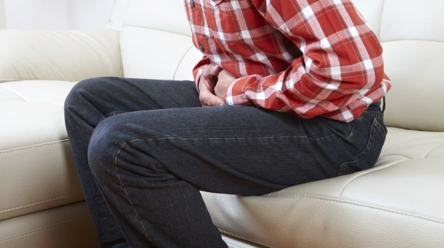 Мужчина согнулся от боли в животе