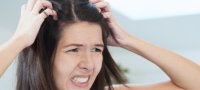 Почему чешется голова и выпадают волосы: причины, лечение