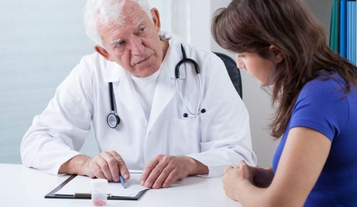 При обращении пациента с жалобами на отечность лица лечащий врач обязательно назначит ряд мероприятий, направленных на выявление патологии мешки под глазами почки