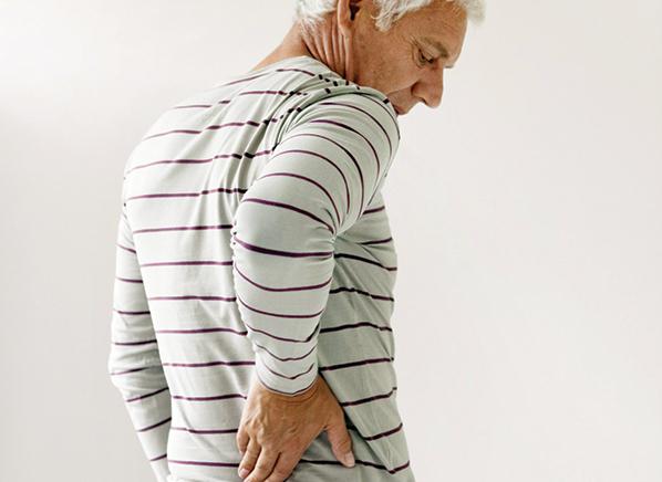 боли справа под ребрами сзади