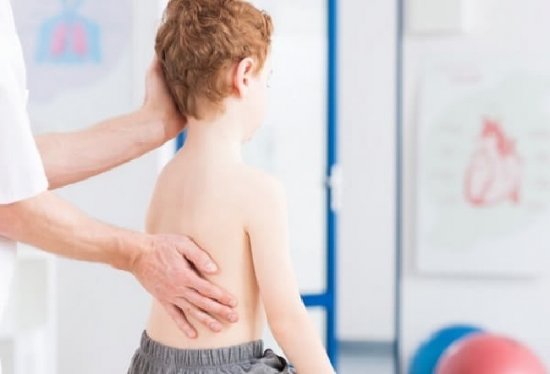 Врач осматривает ребенка