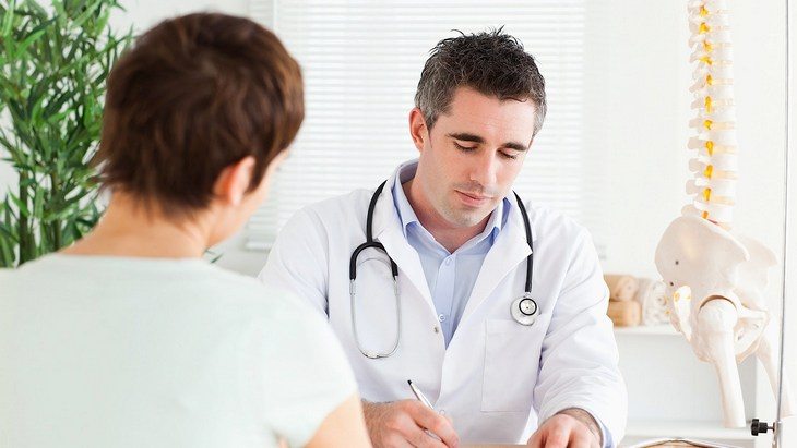 Пациент на приеме у врача-вертебролога На приеме у вертебролога