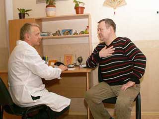 мужчина на приеме у врача