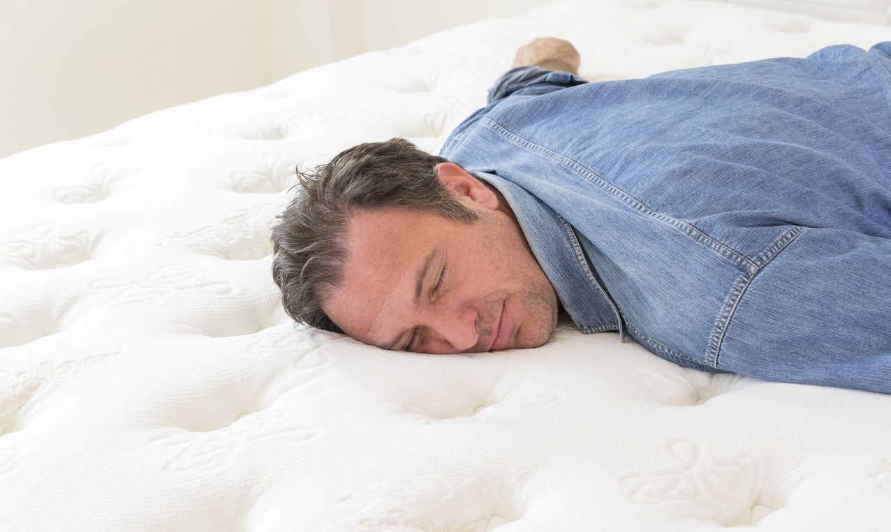 Мужчина на матрасе