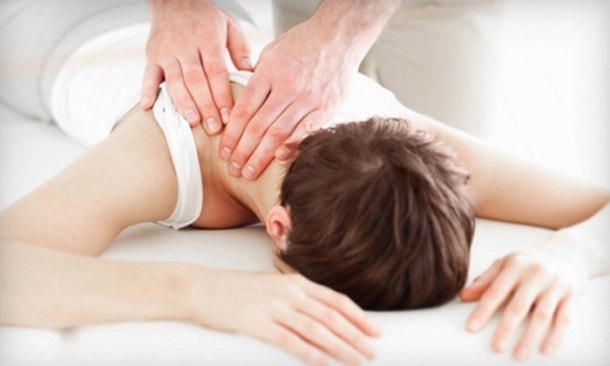 парень на массаже для согревания