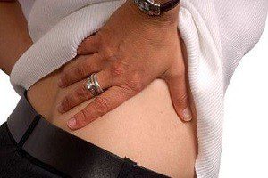 что болит с правой стороны на спине внизу