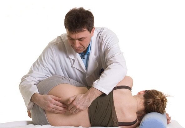 Врач обследует спину пациента Диагностика утренней боли